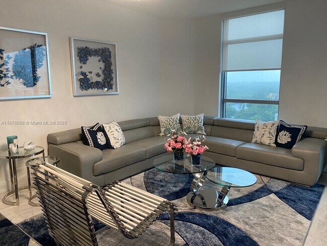 17301 Biscayne Blvd in North Miami Beach, FL - Building Photo - Building Photo