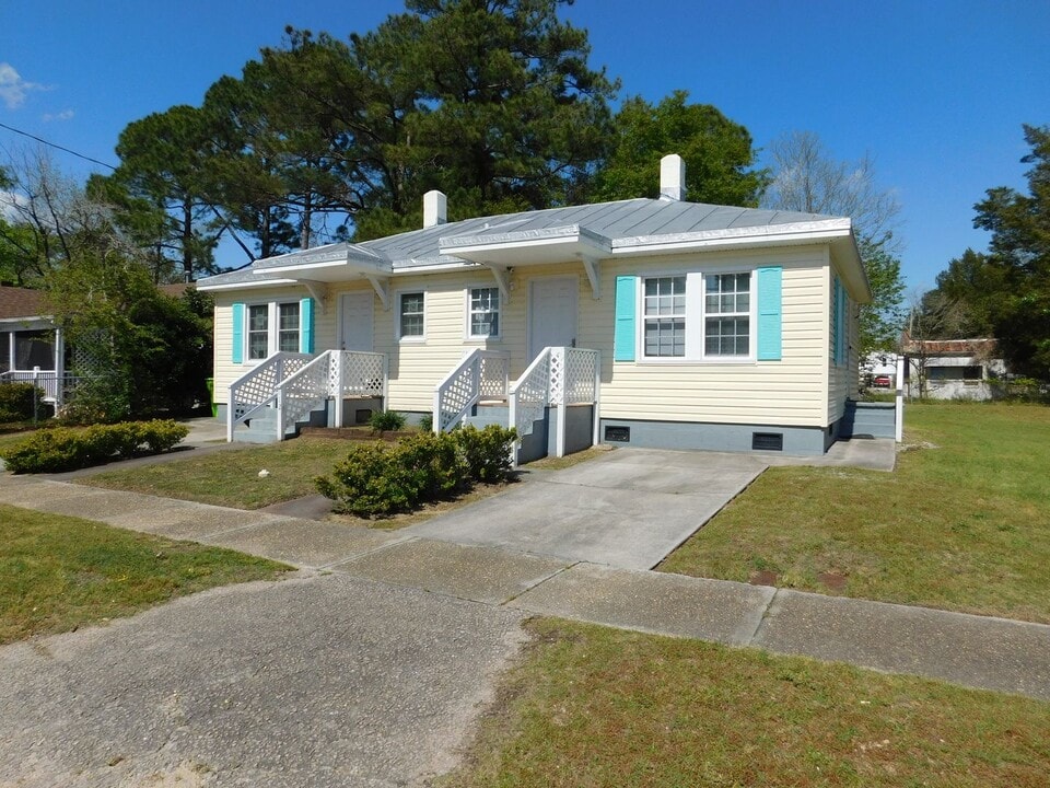 712 N B St in Bridgeton, NC - Building Photo