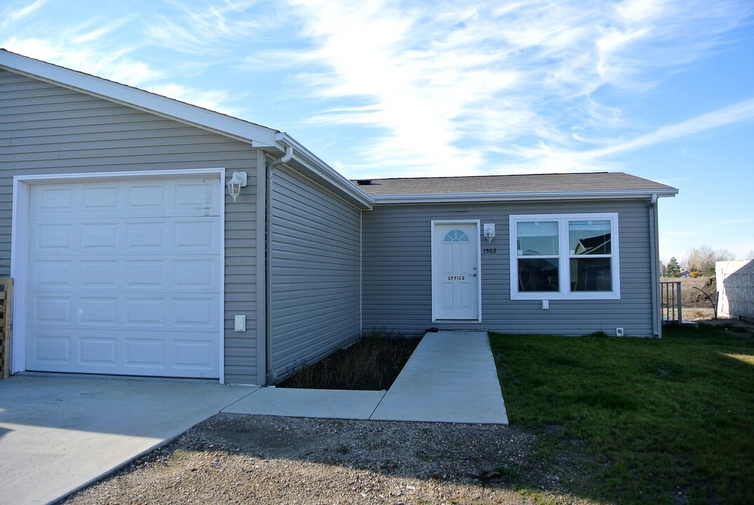 1503 47th Loop in Minot, ND - Foto de edificio