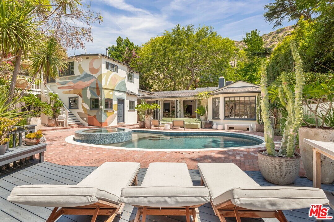 2015 Nichols Canyon Rd in Los Angeles, CA - Building Photo