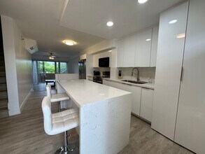 10900 SW 104th St, Unit 322 in Miami, FL - Building Photo - Building Photo