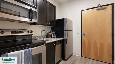 1430 NW Pettygrove St, Unit E411 in Portland, OR - Building Photo - Building Photo