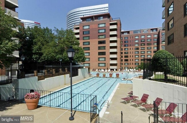 property at 1121 Arlington Blvd
