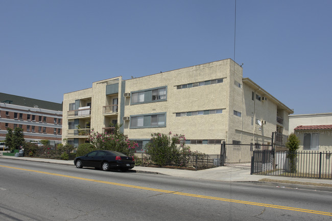 658 N Wilton Pl in Los Angeles, CA - Foto de edificio - Building Photo