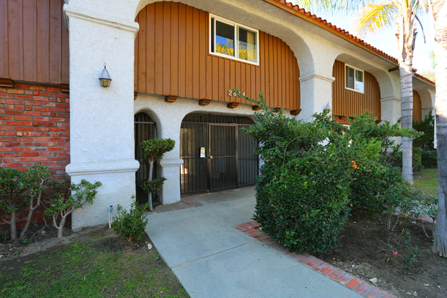 Arag Apartments in La Crescenta, CA - Foto de edificio - Building Photo