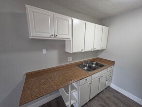 233 E Arvada St in Colorado Springs, CO - Foto de edificio - Building Photo