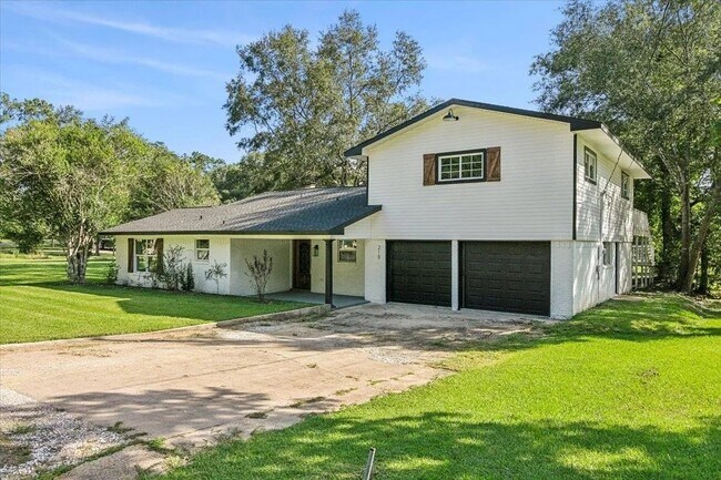 215 Cypress Bend Dr in Village Mills, TX - Building Photo - Building Photo