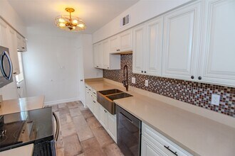 7860 Green Lawn Dr in Houston, TX - Building Photo - Building Photo