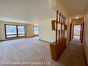 13200 W Bluemound Rd in Elm Grove, WI - Foto de edificio - Building Photo