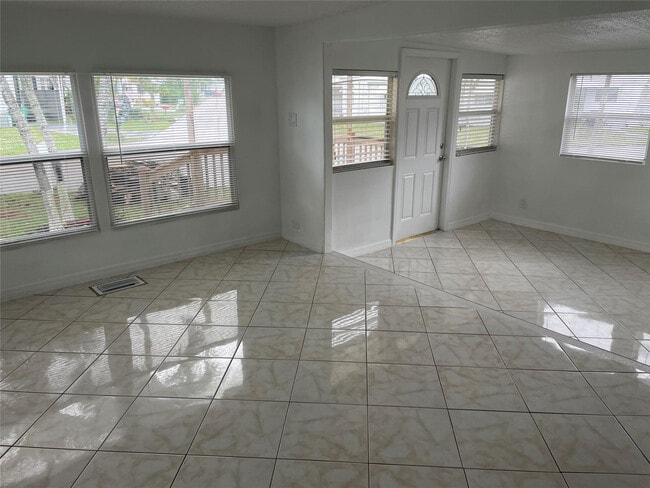 8580 SW 23rd Pl in Davie, FL - Building Photo - Building Photo