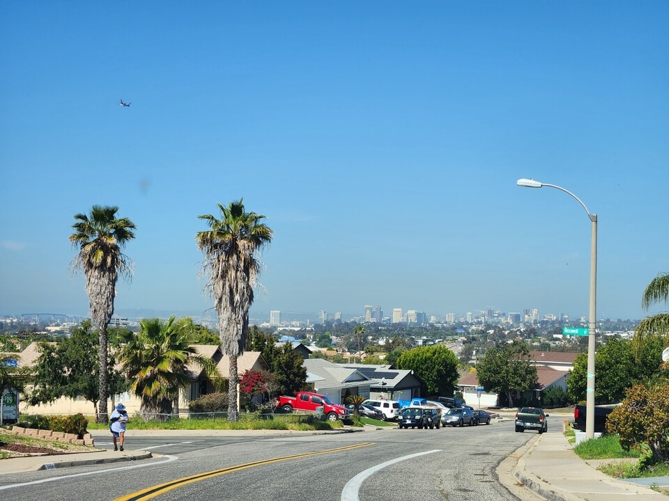 5880 Old Memory Ln in San Diego, CA - Building Photo