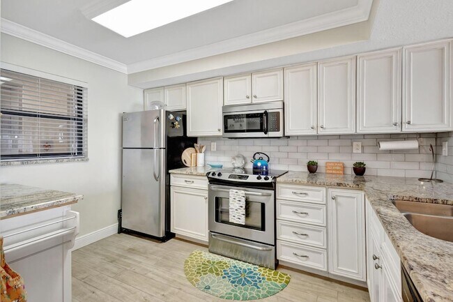 9400 S Ocean Dr, Unit 405 in Jensen Beach, FL - Foto de edificio - Building Photo