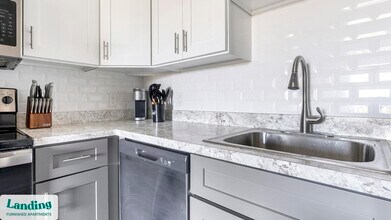 2305 Aaron St, Unit 314 in Port Charlotte, FL - Foto de edificio - Building Photo