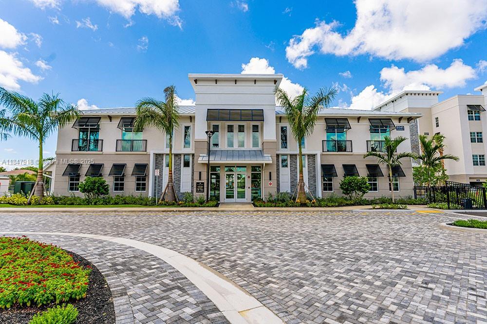 9125 W Commercial Blvd in Tamarac, FL - Building Photo