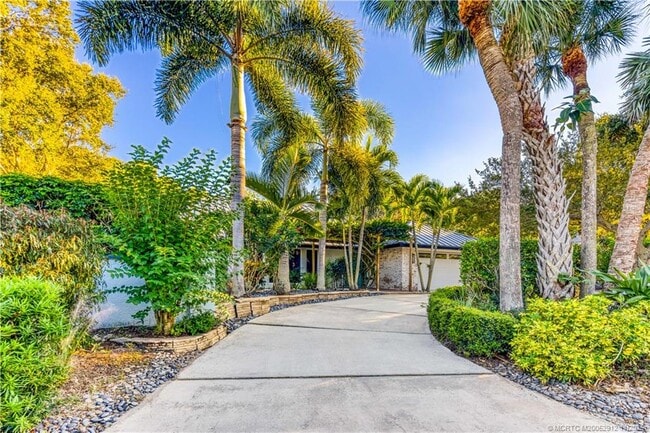 7 Oakwood Dr in Stuart, FL - Building Photo - Building Photo