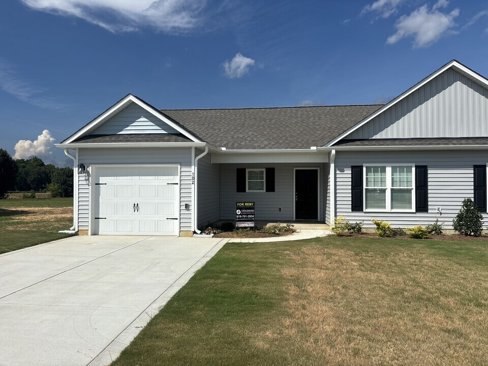 102 Berkshire Cir in Dunn, NC - Building Photo