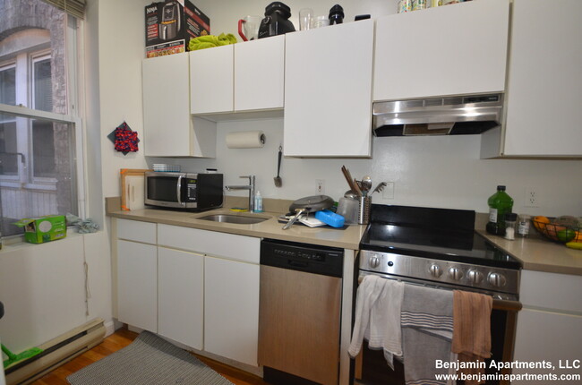 4 Cleveland Pl, Unit 8 in Boston, MA - Foto de edificio - Building Photo