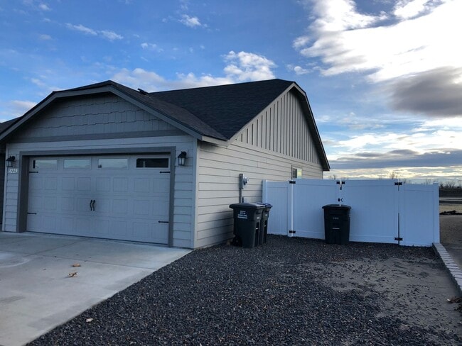 4229 Cove W Dr in Moses Lake, WA - Building Photo - Building Photo