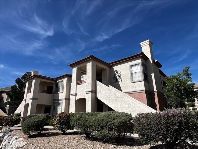 1725 Queen Victoria St, Unit 204