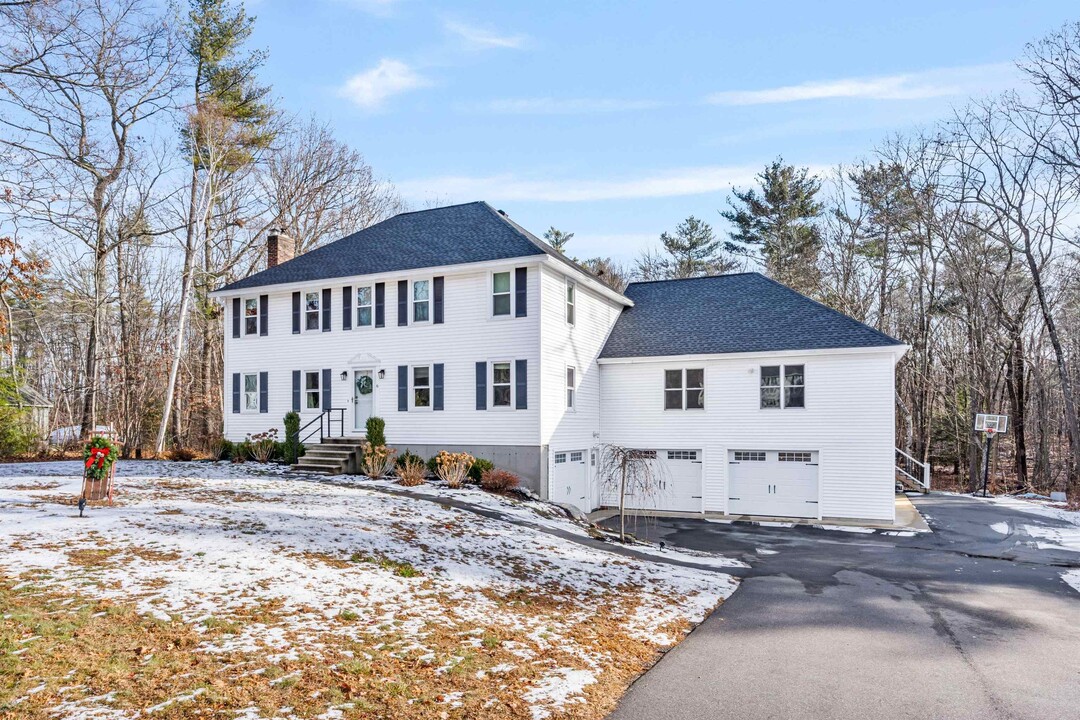 6 Hazelnut Ln in Londonderry, NH - Building Photo