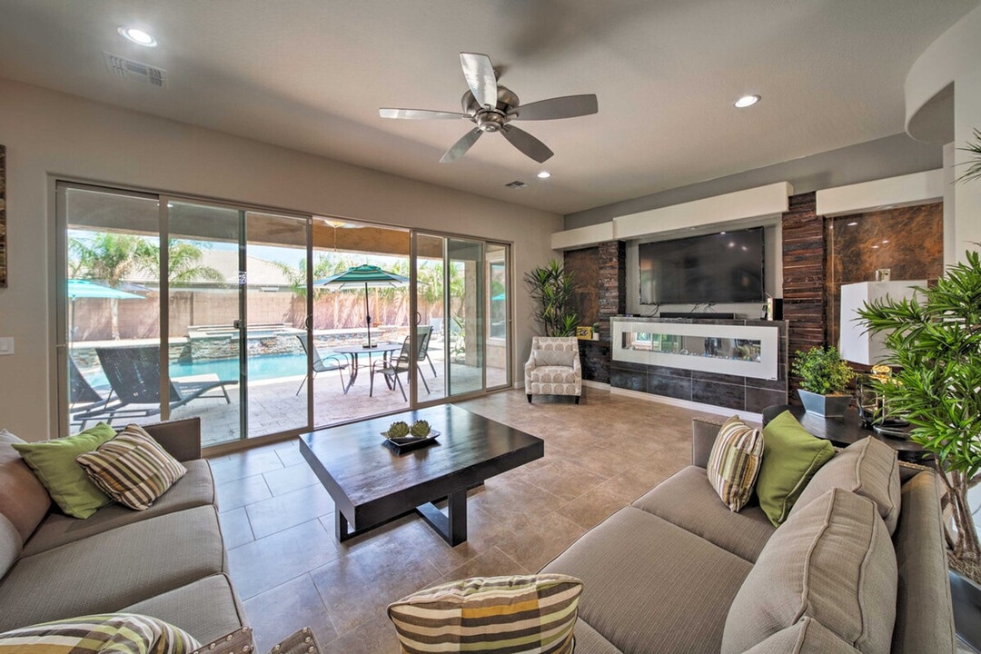 18504 W Paradise Ln in Surprise, AZ - Building Photo