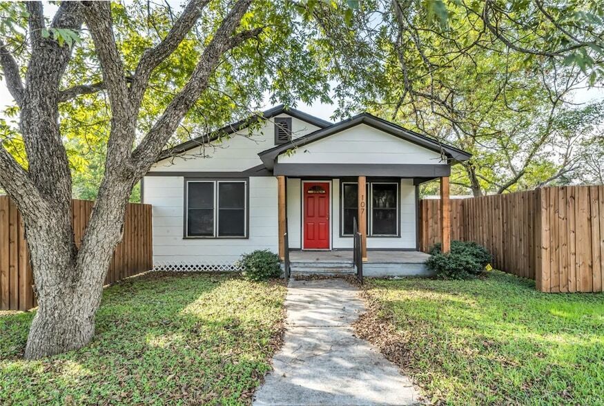 107 N Banks St in Caldwell, TX - Building Photo