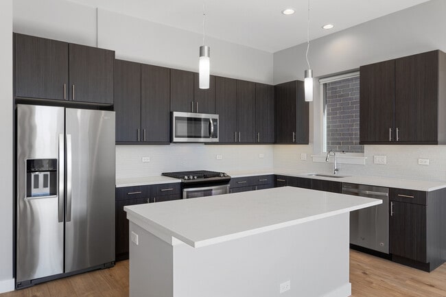 2532 W Addison St in Chicago, IL - Building Photo - Building Photo