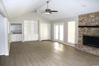 13811 Brook Hollow Blvd in San Antonio, TX - Foto de edificio - Building Photo