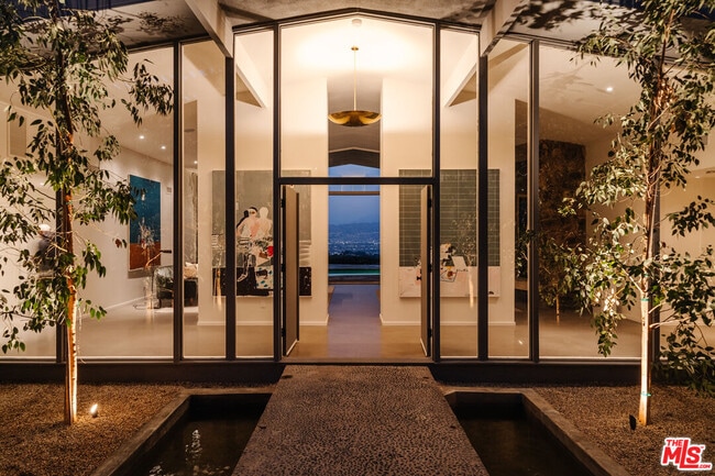 8559 Edwin Dr in Los Angeles, CA - Building Photo - Building Photo