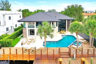 3343 NE 166th St in North Miami Beach, FL - Foto de edificio - Building Photo