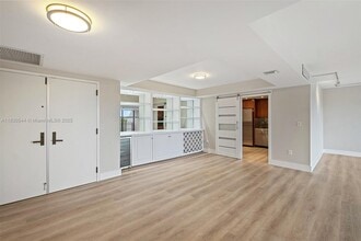 1 Grove Isle Dr, Unit A206 in Miami, FL - Building Photo - Building Photo
