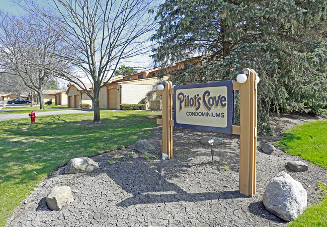 Pilot's Cove in Southfield, MI - Building Photo - Building Photo