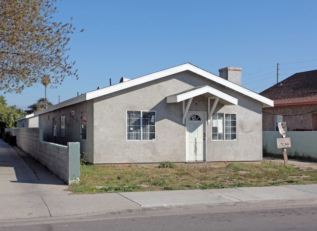 4943 Elizabeth St in Bell, CA - Foto de edificio - Building Photo