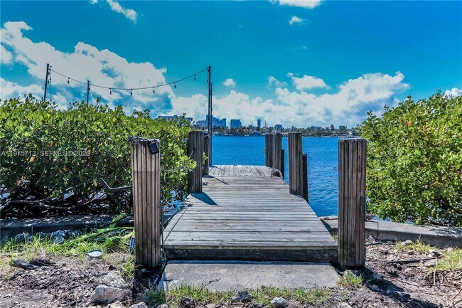 747 N North Lake Dr in Hollywood, FL - Building Photo - Building Photo