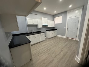 1945 S Kedzie Ave, Unit FL-2 in Chicago, IL - Building Photo - Building Photo