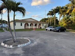 4063 SW 51st St in Fort Lauderdale, FL - Building Photo - Building Photo