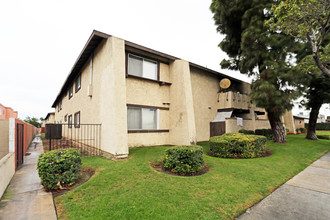 Brookhurst Pines Apartments in Garden Grove, CA - Building Photo - Building Photo