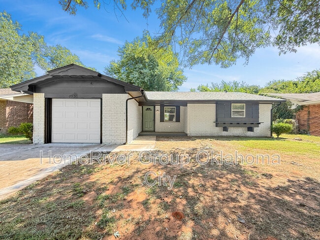 property at 4936 S Briarwood Dr