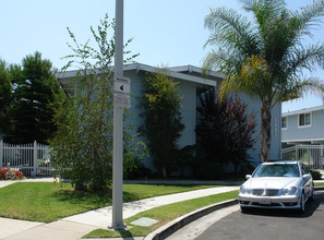 Ferway View Apartments in Huntington Beach, CA - Building Photo - Building Photo