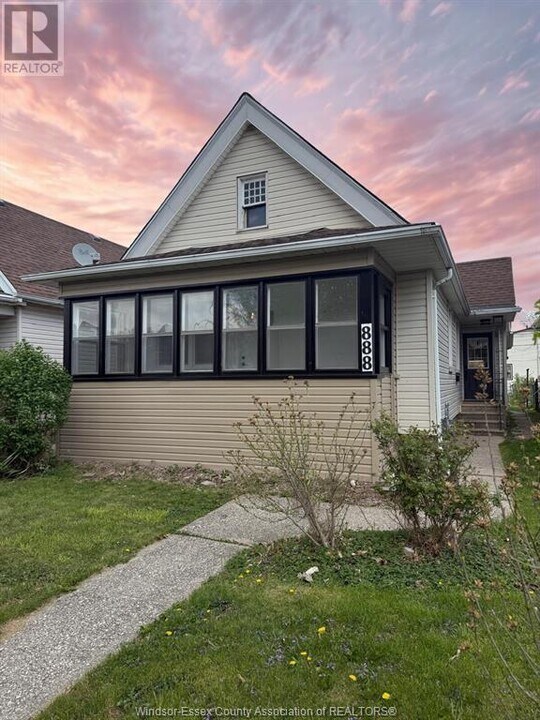 888 Langlois Ave in Windsor, ON - Building Photo