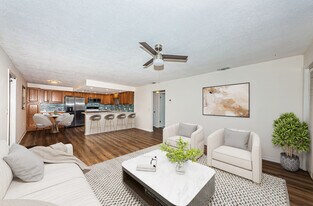 4050 4th St N, Unit French Quarter N Unit 306 in St. Petersburg, FL - Building Photo