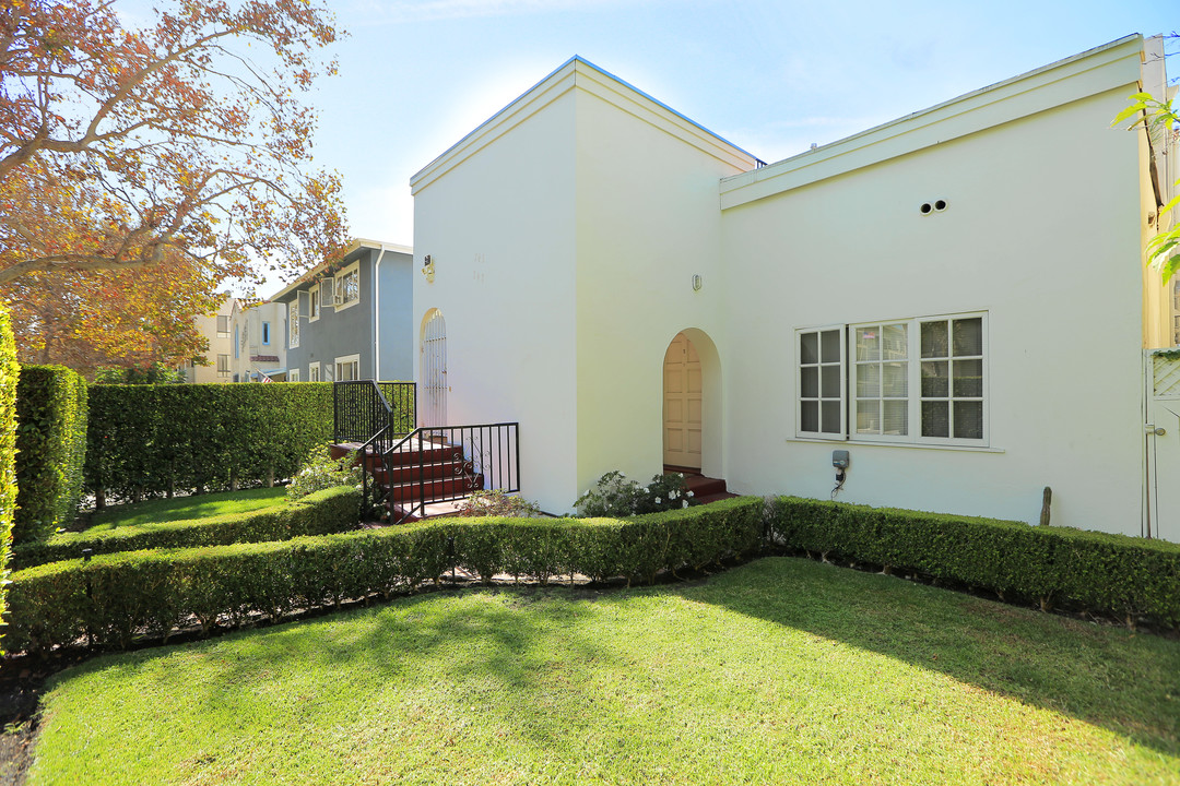 745 N Alfred St in Los Angeles, CA - Building Photo