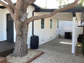 5750 W 85th Pl in Los Angeles, CA - Foto de edificio - Building Photo