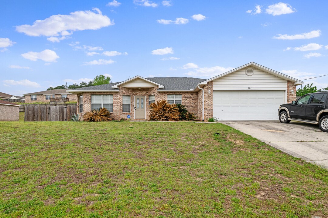423 Bobby Dr in Crestview, FL - Building Photo