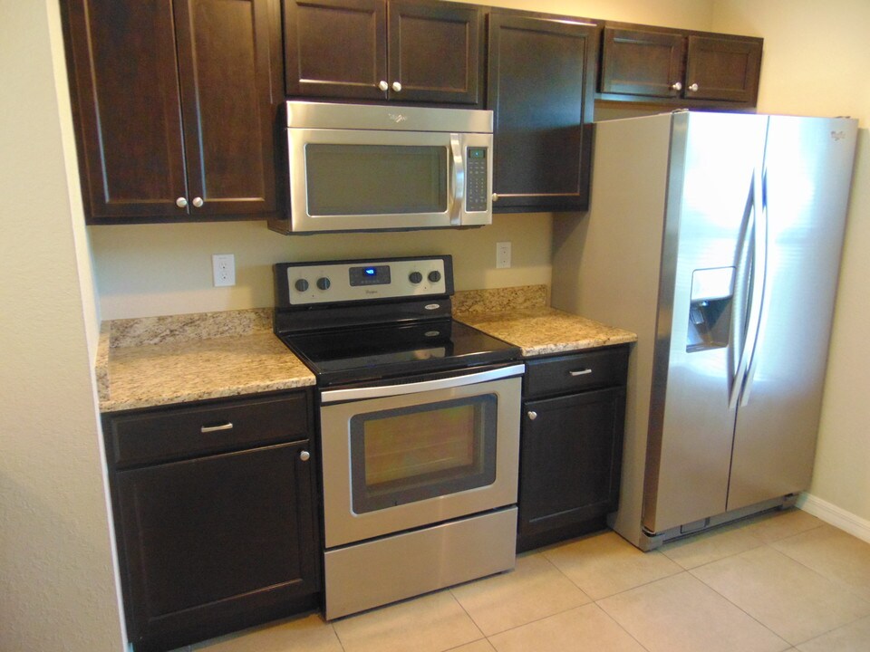 3837 Hialeah Rd in Venice, FL - Building Photo