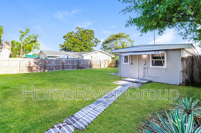 6635 68th Ave N in Pinellas Park, FL - Foto de edificio - Building Photo
