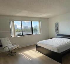 301 Golden Isles Dr in Hallandale Beach, FL - Foto de edificio - Building Photo