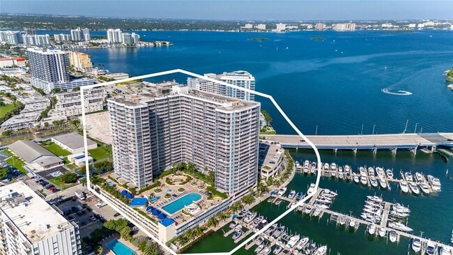 7601 E Treasure Dr, Unit PH224 in North Bay Village, FL - Foto de edificio - Building Photo