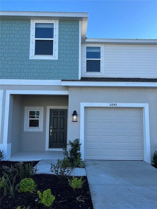 5845 Biscotti St in Nokomis, FL - Foto de edificio