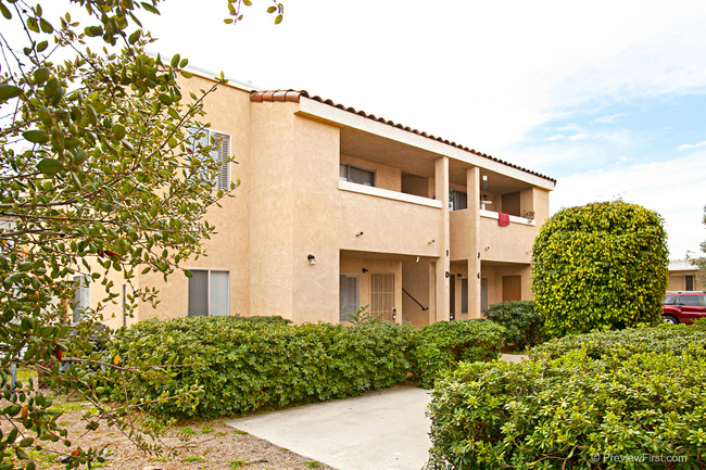 Van Houten Condominiums in El Cajon, CA - Foto de edificio - Primary Photo